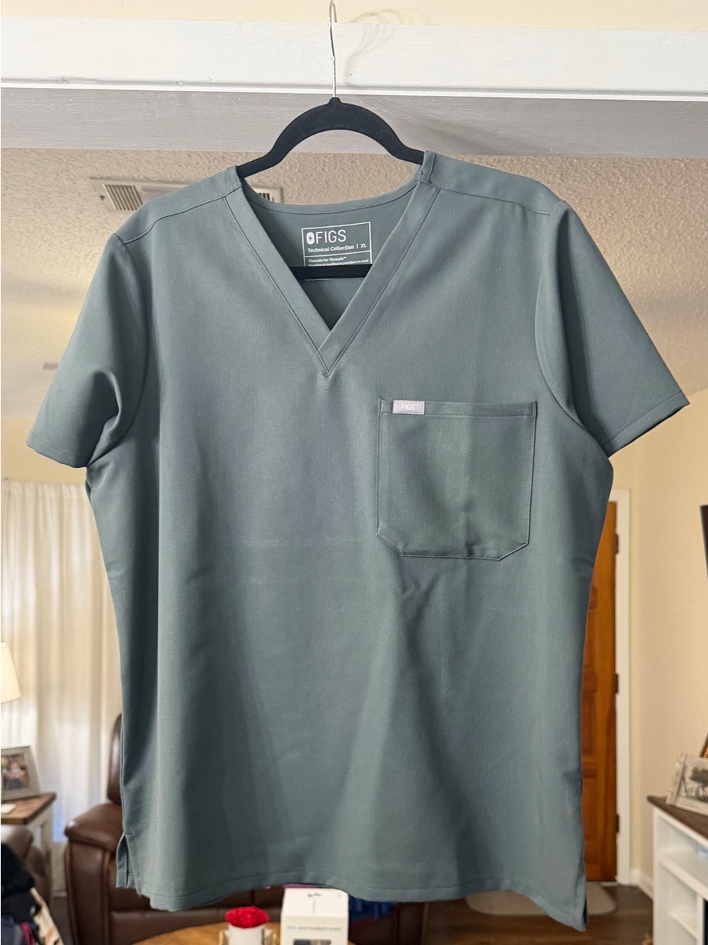 FIGS Women’s Catarina One- Pocket Scrub Top